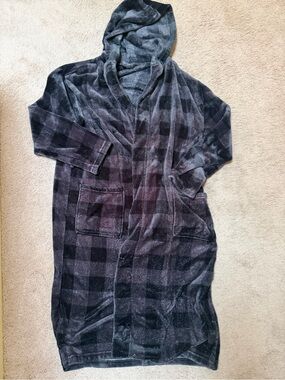 Cozy Hooded Plush Bathrobe - Black Plaid